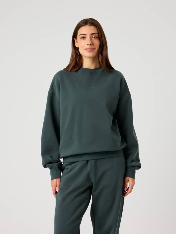 Studio Oversized Sweatshirt i Urban Chic (Grön) för dam sedd framifrån med oversized passform och ton-i-ton-logotyp.