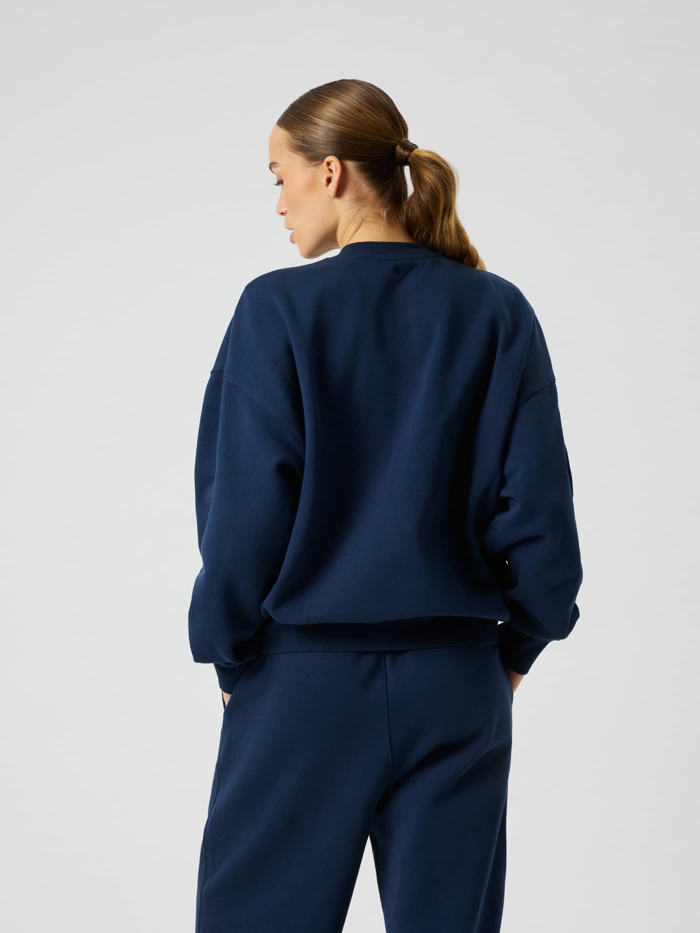Baksidan av Studio Oversized Sweatshirt i Dress Blues (blå) med nedsänkta axlar och ledig passform. - Image 2