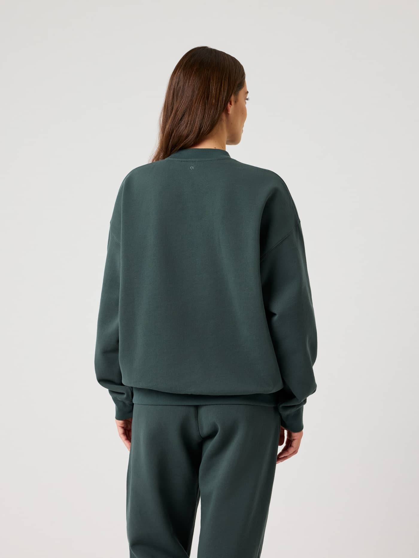 Björn Borg Studio Oversized Sweatshirt in Urban Chic (Groen) in achteraanzicht met een comfortabele, relaxte pasvorm. - Image 2