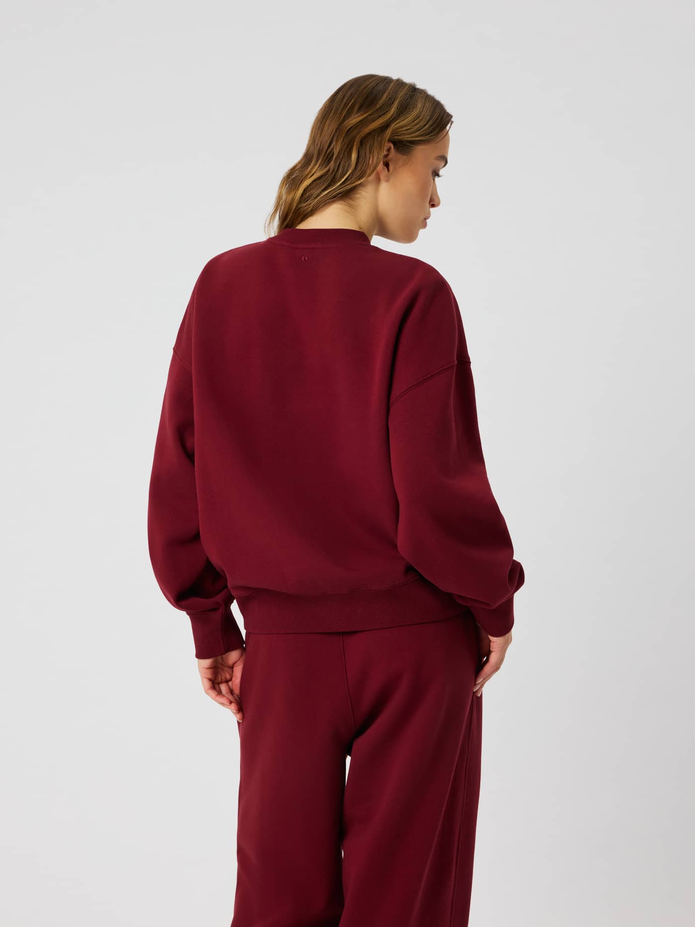 Baksidan av Studio Oversized Sweatshirt i Cabernet (Röd) med rund halsringning och nedsänkta axlar. - Image 2