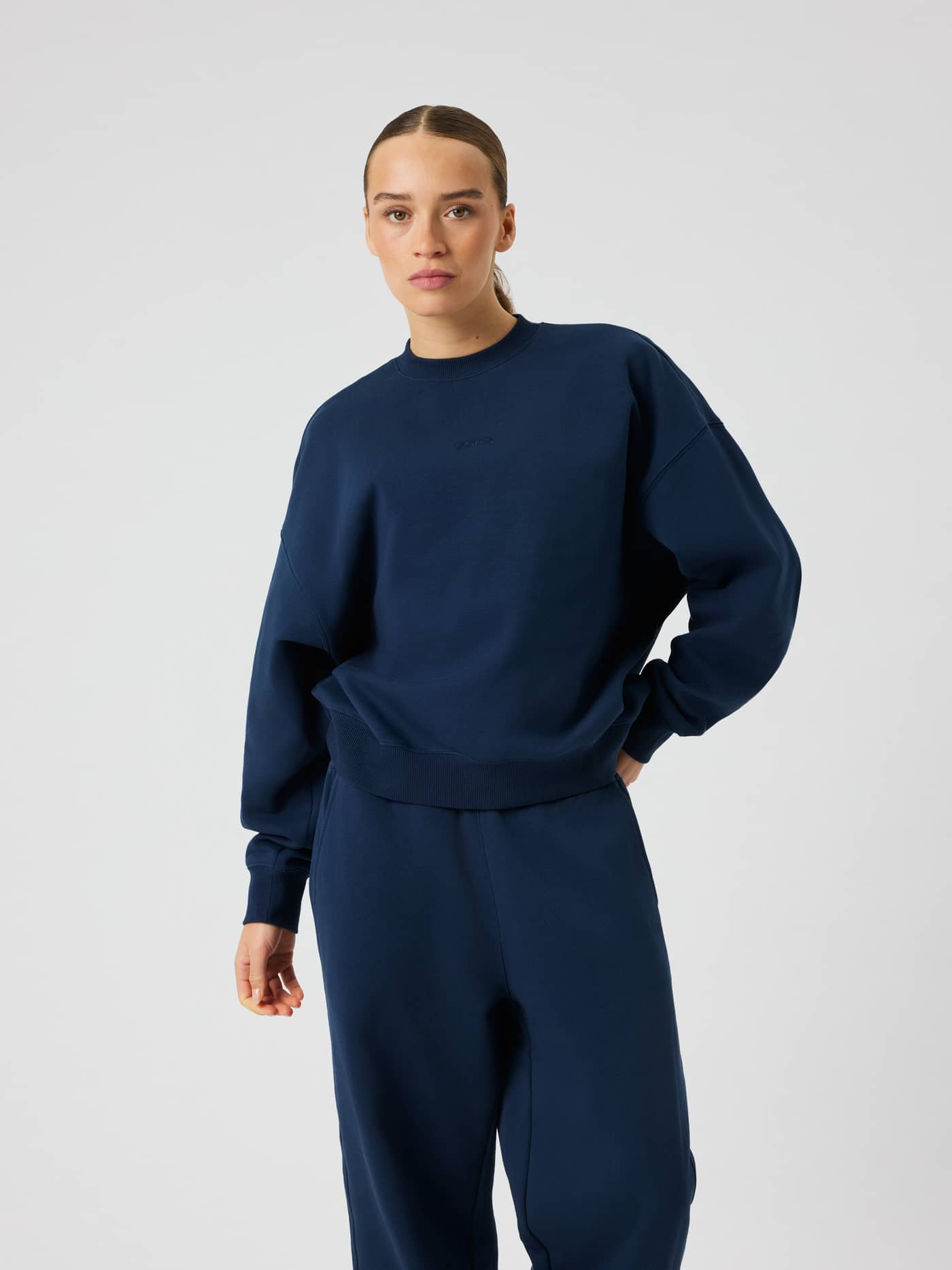 Studio Oversized Sweatshirt i Dress Blues (blå) på en kvinna sedd framifrån i helfigur. - Image 1