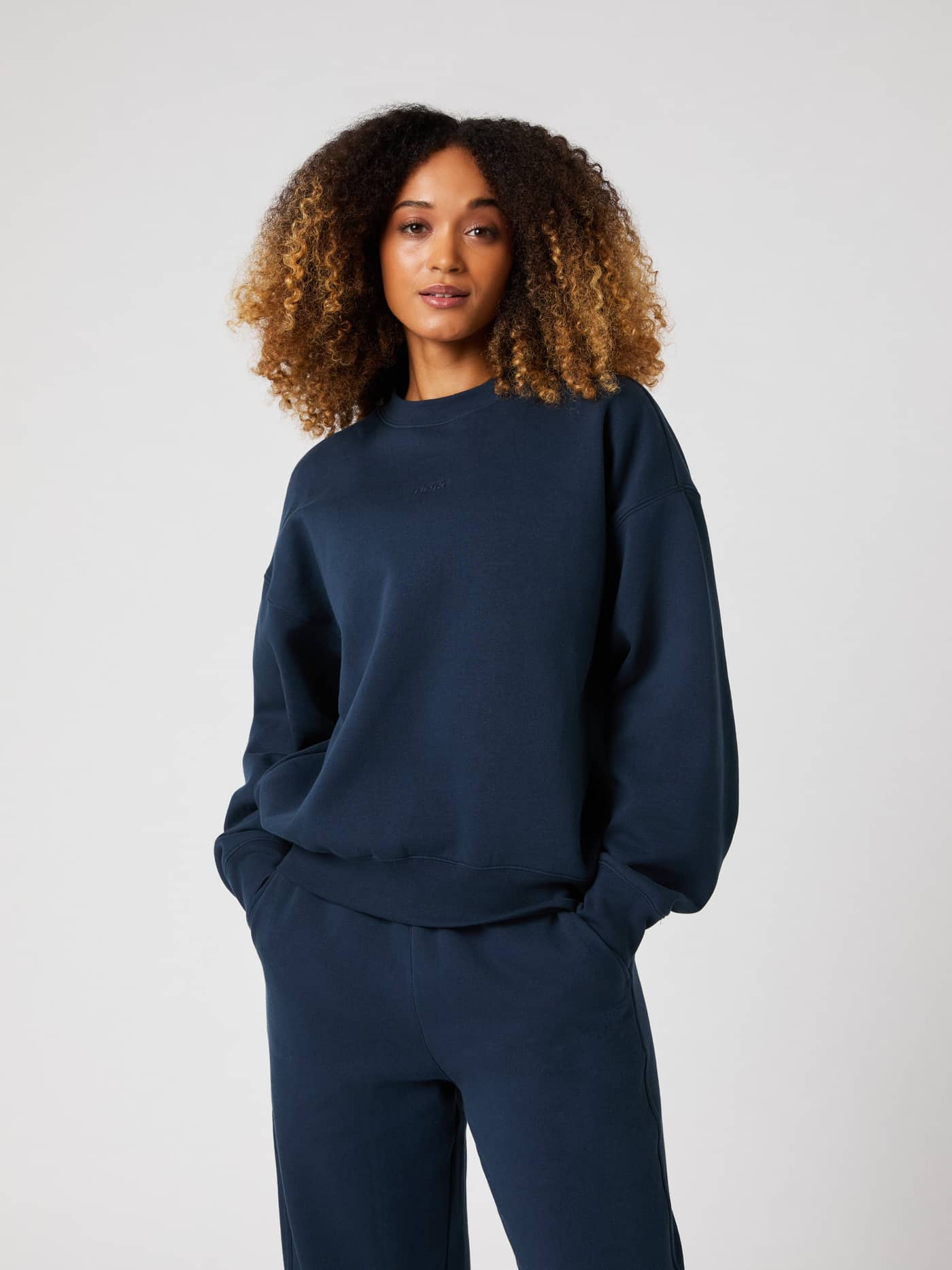 Studio Oversized Sweatshirt in Outerspace (Marineblauw) voor dames met een stijlvolle, ruime pasvorm in vooraanzicht. - Image 1