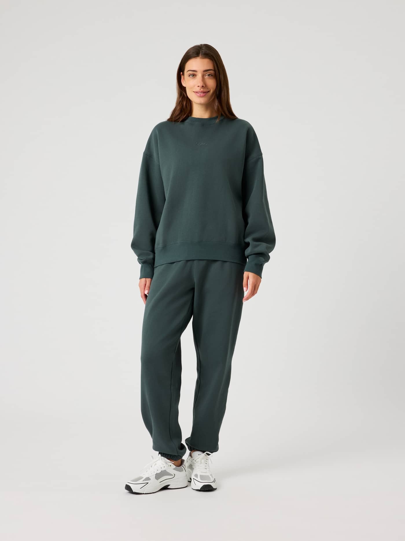Studio Oversized Sweatshirt in Urban Chic (Groen) voor dames in vooraanzicht met een bijpassende broek en een ruime pasvorm. - Image 3