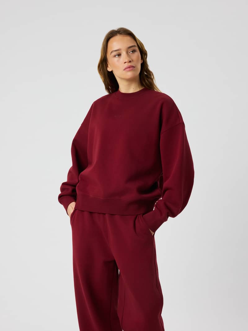 Studio Oversized Sweatshirt i Cabernet (röd) med rund halsringning och lediga, droppade axlar.