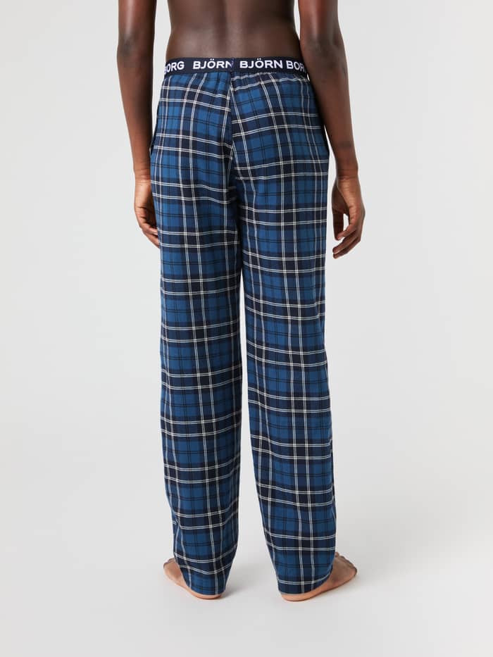 Vue de dos du Core Flannel Pyjama Pants en Forest Tartan 4 (Bleu) à carreaux avec logo blanc pour enfants. - Image 2
