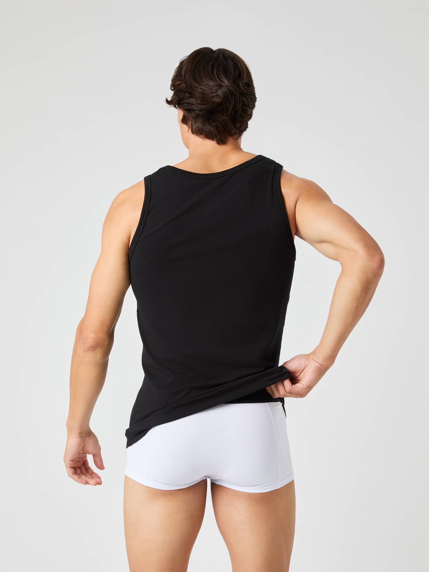Sort Core Slim Tank 2-pack set bagfra i slim fit og en blød, ensfarvet bomulds- og elastanblanding. - Image 3