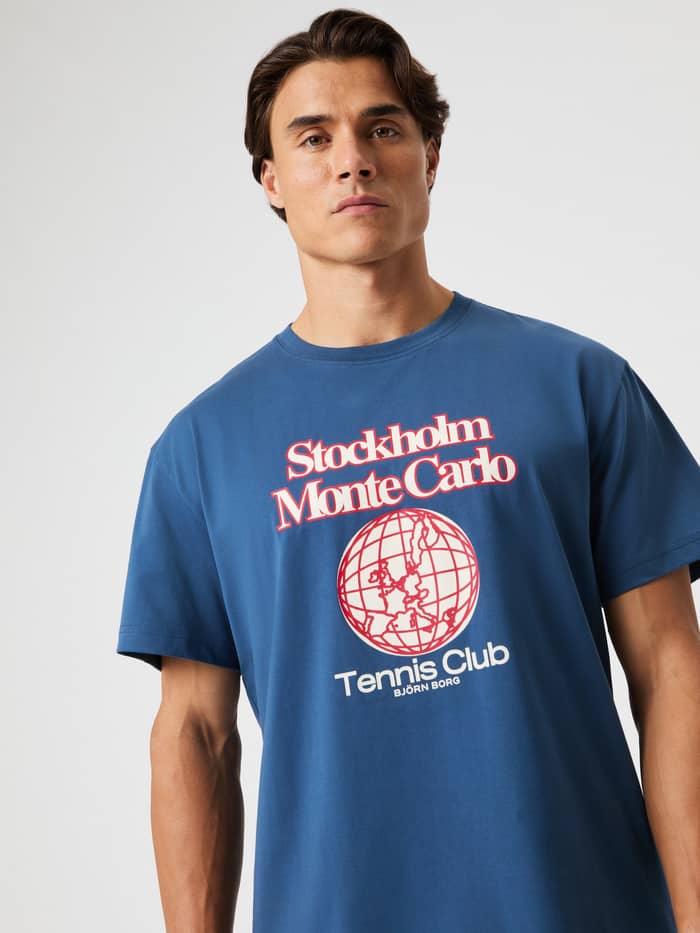 Modell framifrån i Borg Classic Print T-Shirt i bomull i Sargasso Sea (Blå) med ett klassiskt tryck för tennis.