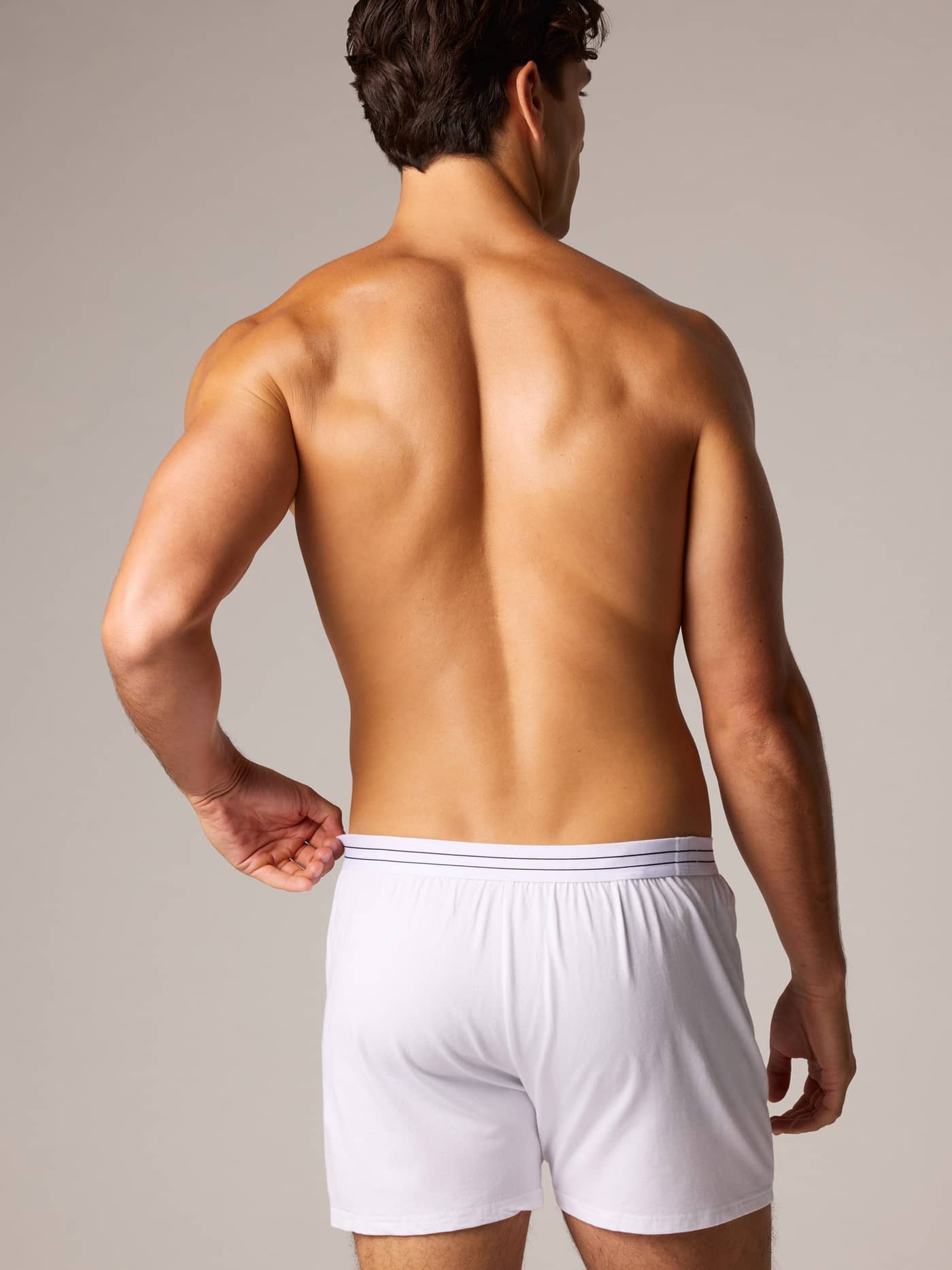 Vita Viscose Cotton Blend Jersey Boxers Shorts 2-pack med lös passform på en man sedd bakifrån. - Image 3