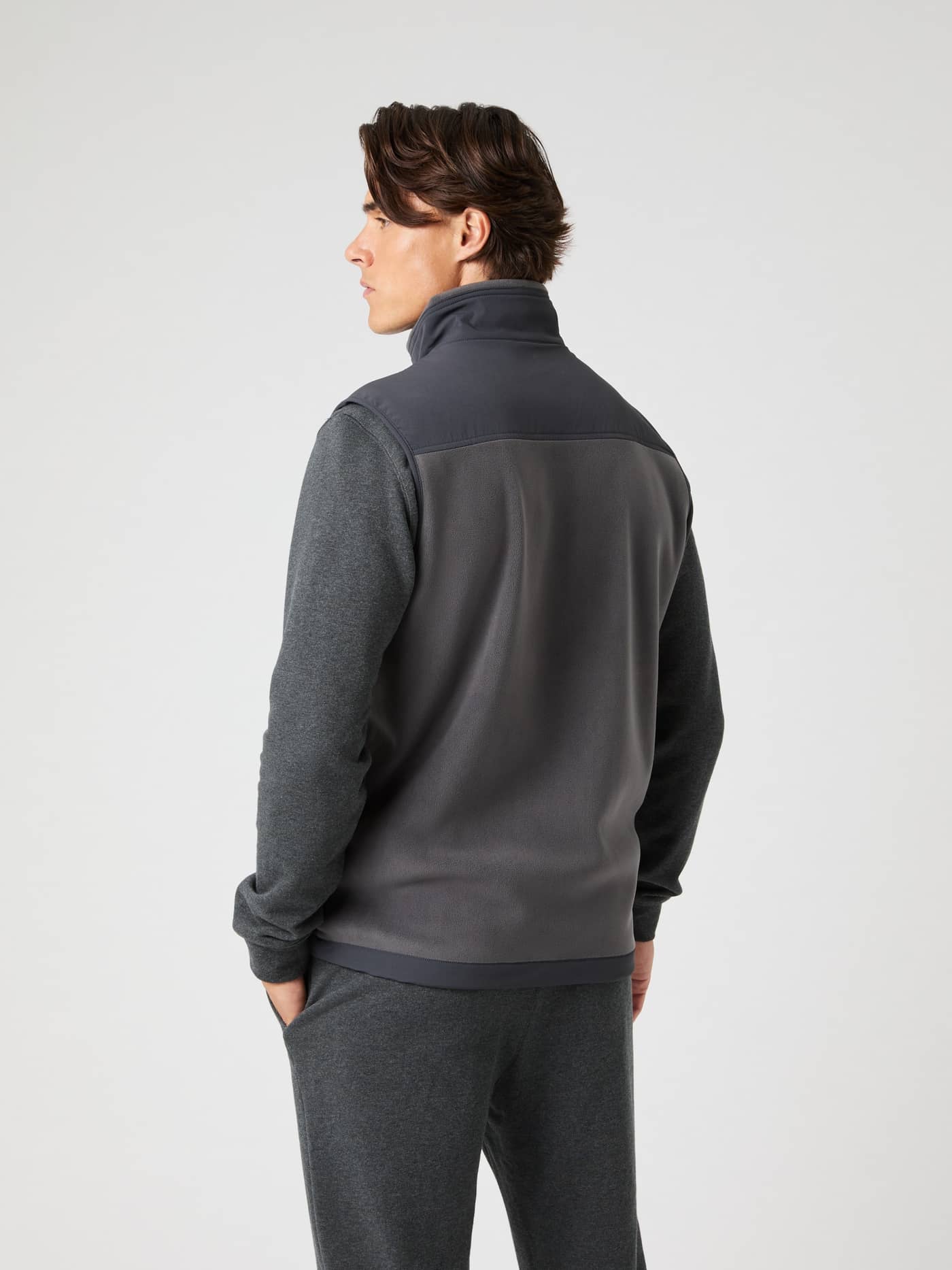Borg Fleece Hybrid Vest i Asphalt (Grå) set bagfra, et stilfuldt og funktionelt lag overtøj til mænd. - Image 2