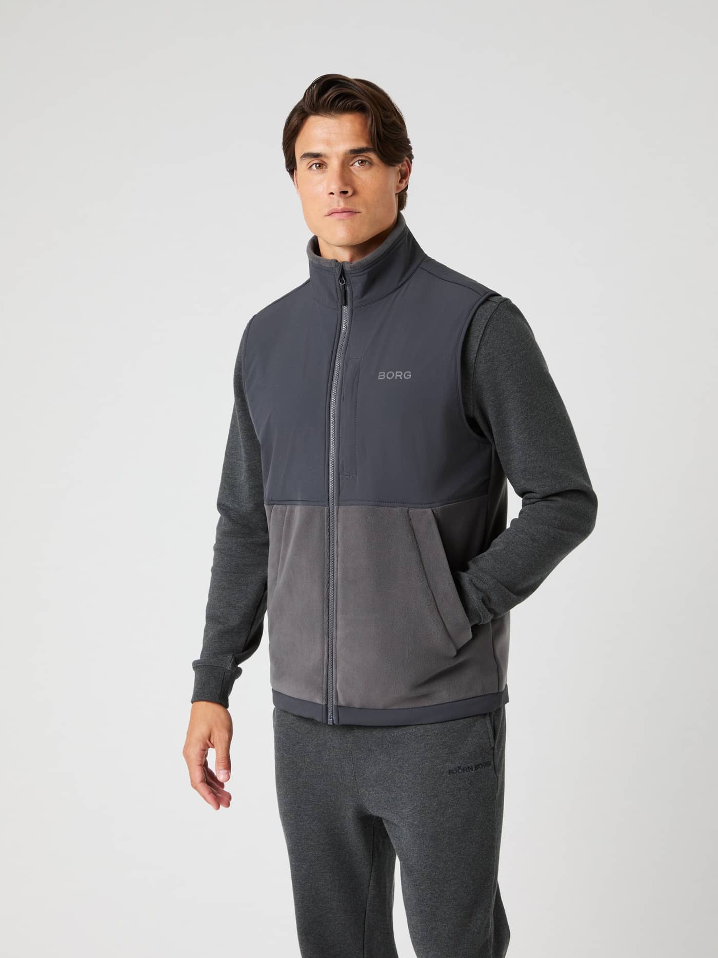 Borg Fleece Hybrid Vest i Asphalt (Grå) för herrar sedd framifrån med en ton-i-ton-logotyp, snygg och funktionell. - Image 1