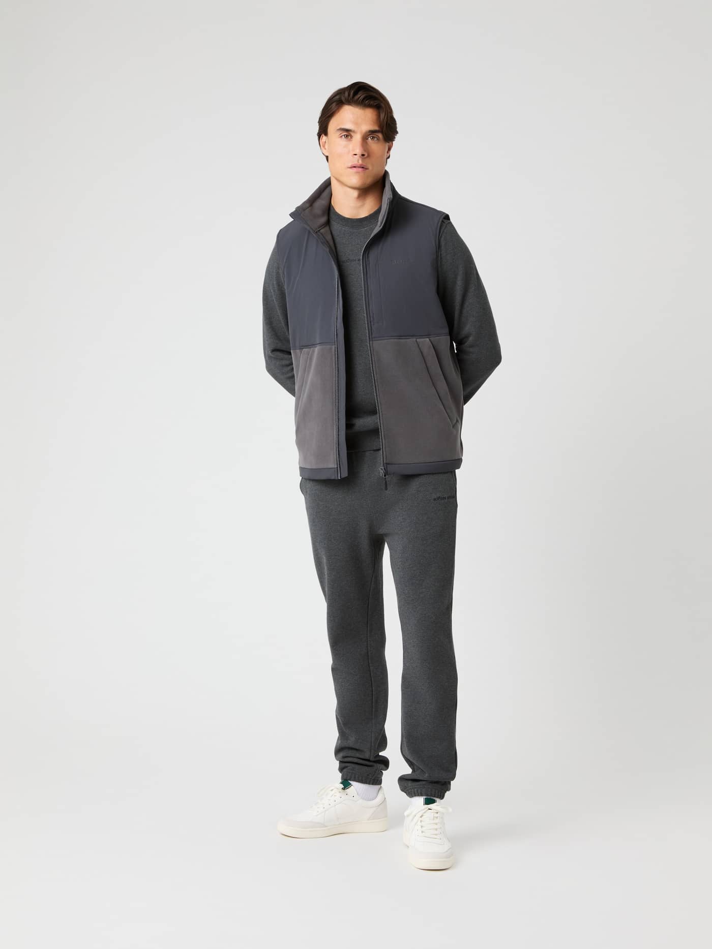 Borg Fleece Hybrid Vest i Asphalt (Grå) set forfra i fuld figur, en funktionel og stilfuld vatteret vest til mænd. - Image 3