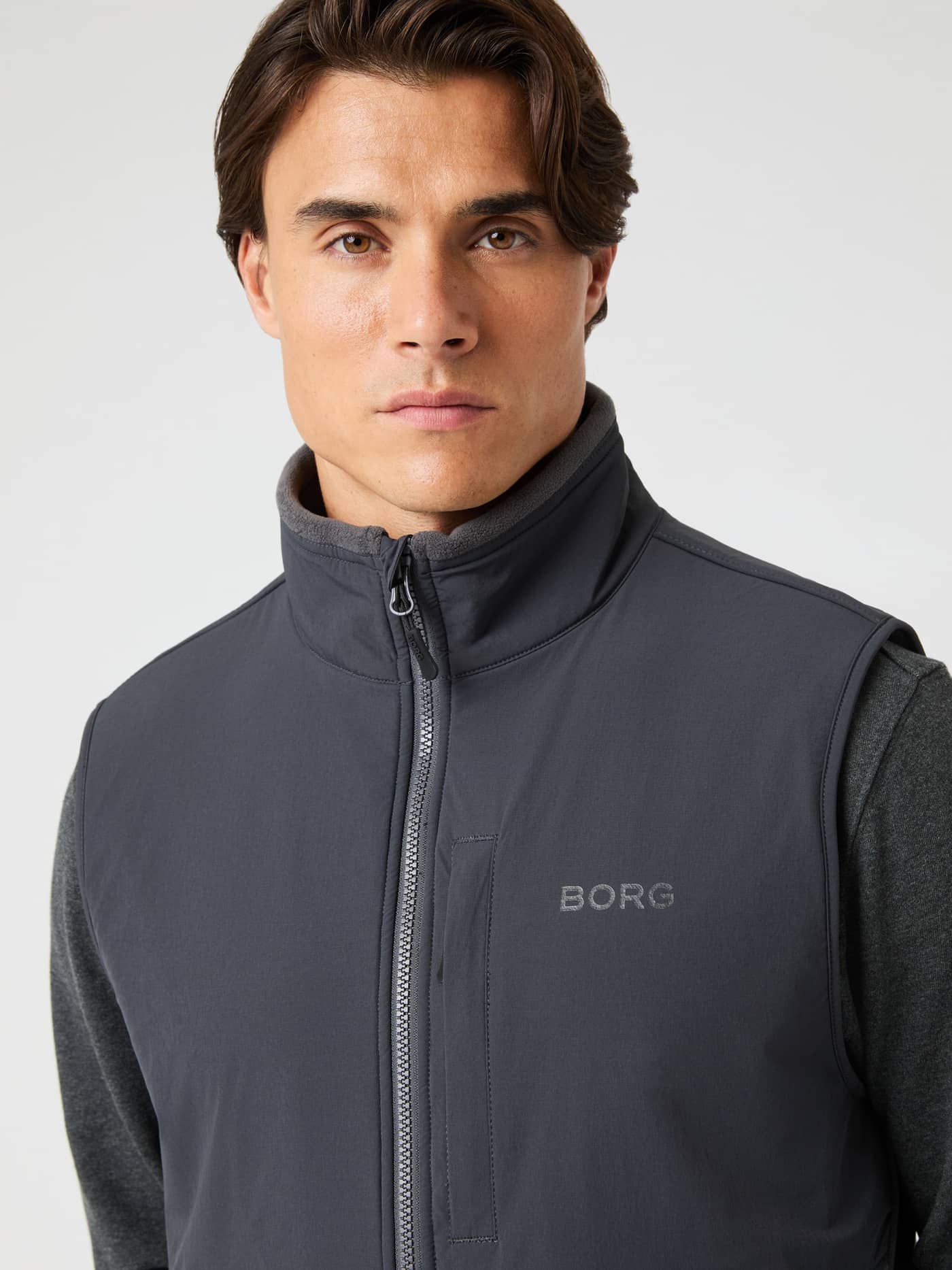 Borg Fleece Hybrid Vest i Asphalt (Grå) set forfra på en mand med et tonalt logo og polstret design. - Image 5