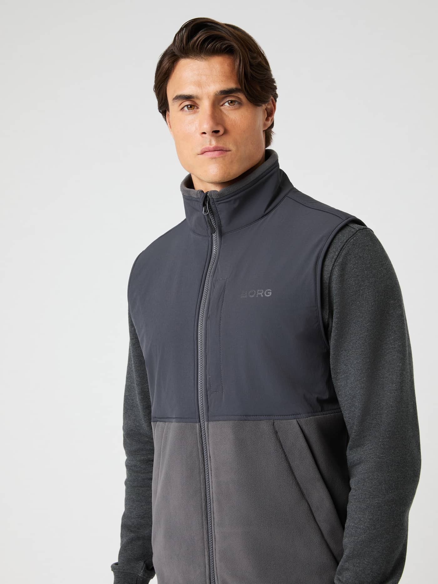 Borg Fleece Hybrid Vest i Asphalt (Grå) set forfra med mørkegråt logo, ideel til stil og performance udendørs. - Image 4