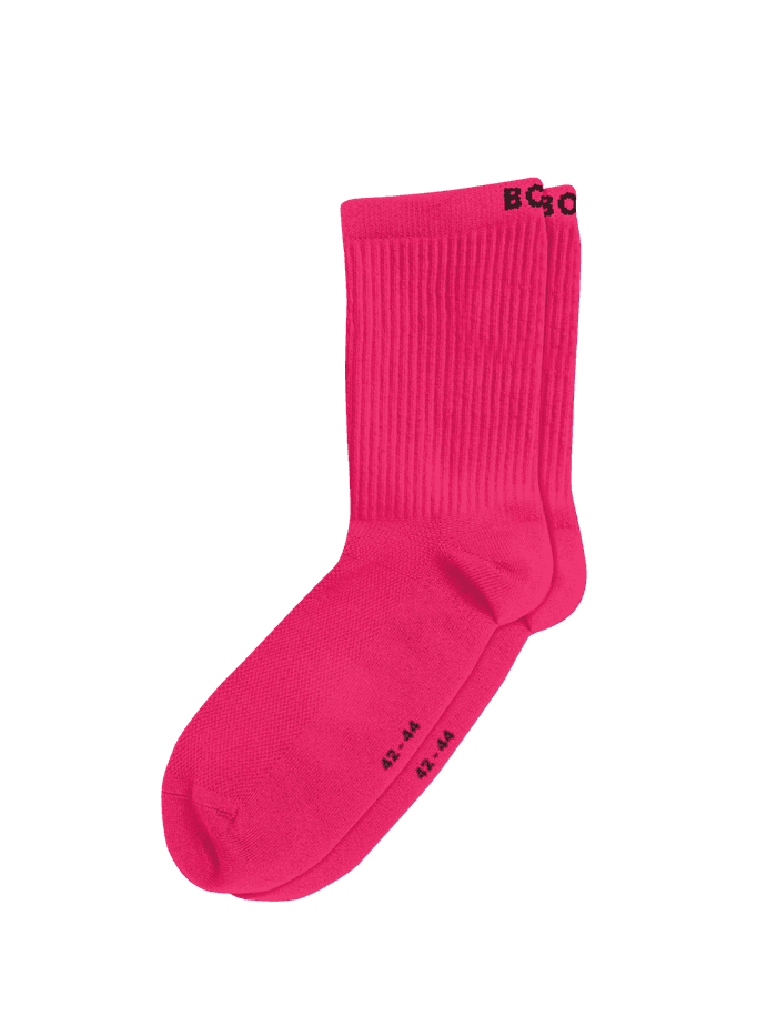 Performance Socks 3-pack in Pink mit schwarzem Logo aus atmungsaktiver Mikrofaser für Training in der Seitenansicht. - Image 4