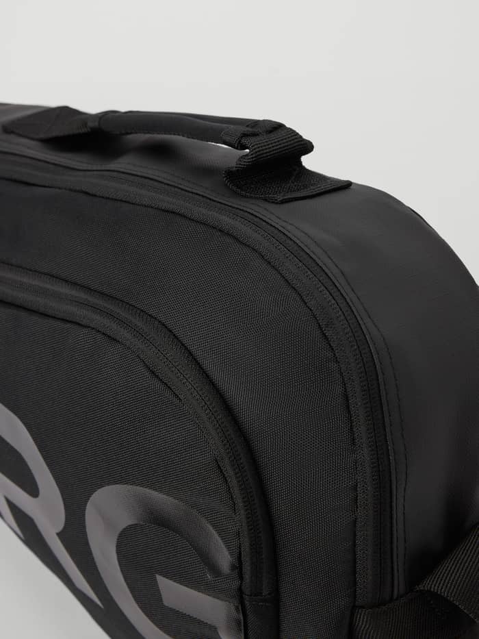 Gedetailleerd handvat, rits en zwart logo op de Ace Padel Bag S - 10 L in Black Beauty (Zwart) voor tennis. - Image 3