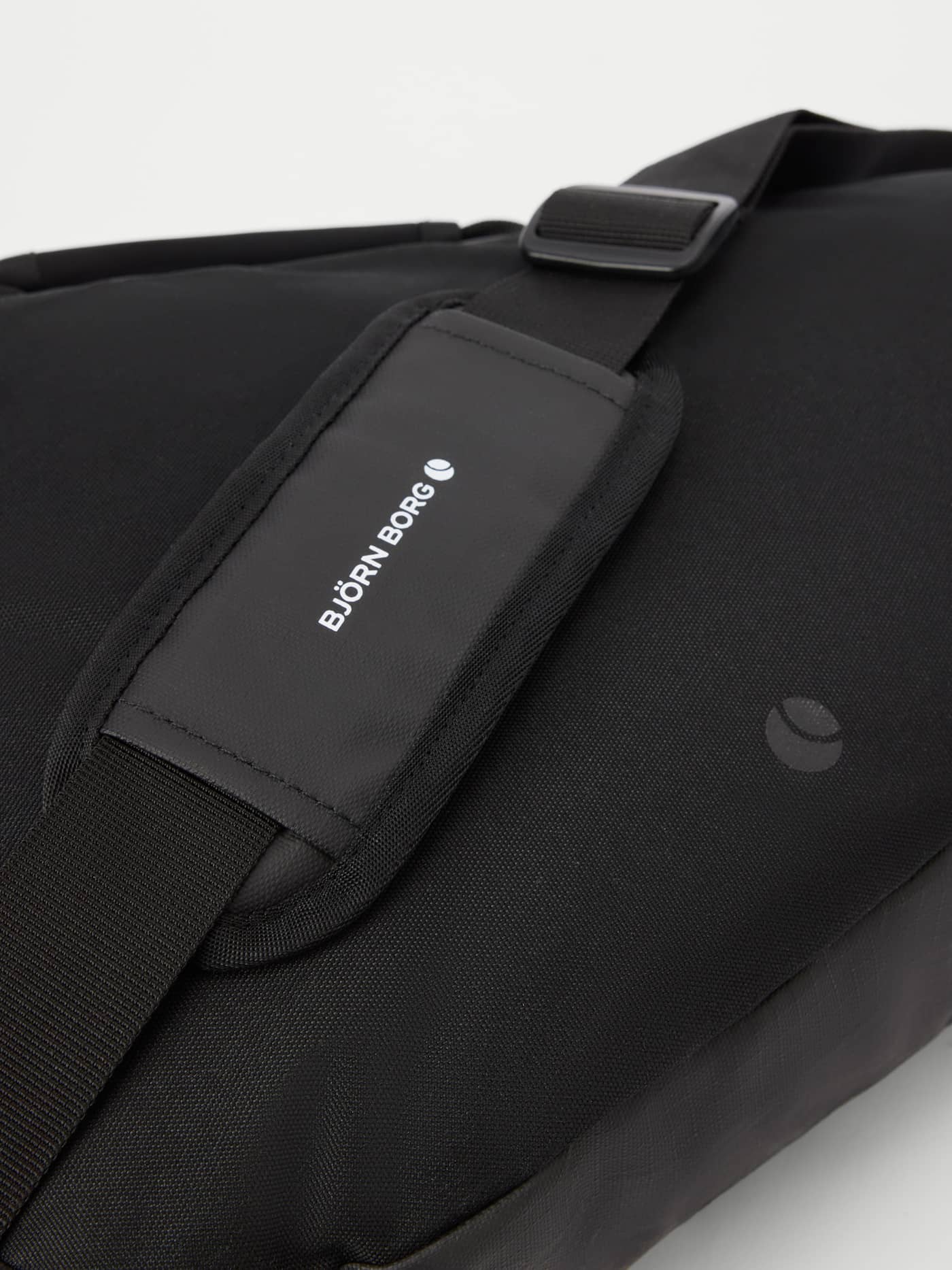 Detalle de la Ace Padel Bag S - 10 L en Black Beauty (Negro) con correa acolchada y logotipo blanco para tenis. - Image 2