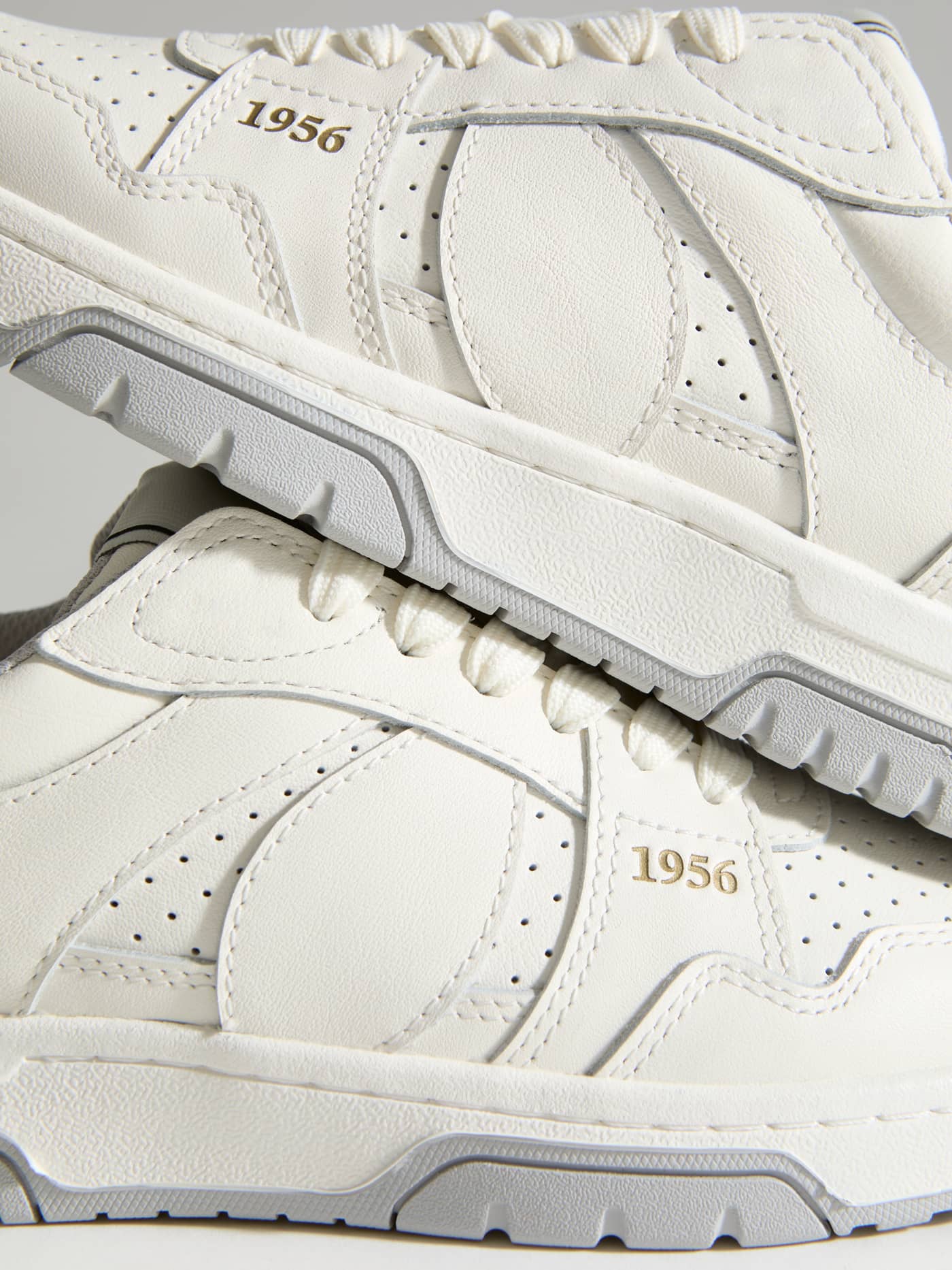 Men's Ollie Leather Sneakers in white cow leather, showing a close-up of the gold 1956 logo and tennis-inspired details. - Image 4
