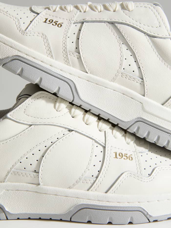 Men's Ollie Leather Sneakers in wit rundleer met een close-up van het gouden 1956-logo en op tennis geïnspireerde details. - Image 4