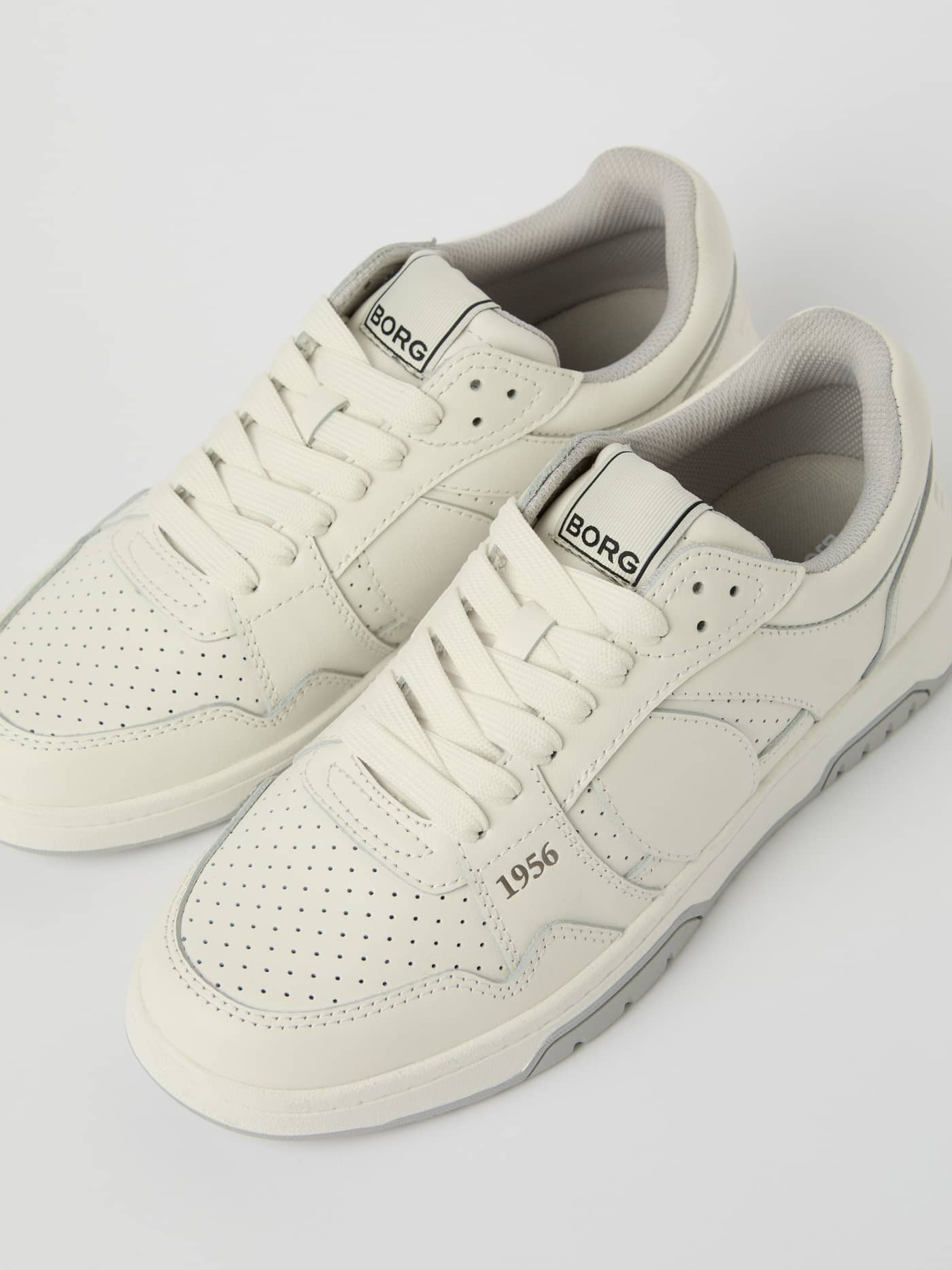 Angled view of the white Björn Borg Men's Ollie Leather Sneakers with a black logo and functional tennis-inspired style. - Image 2