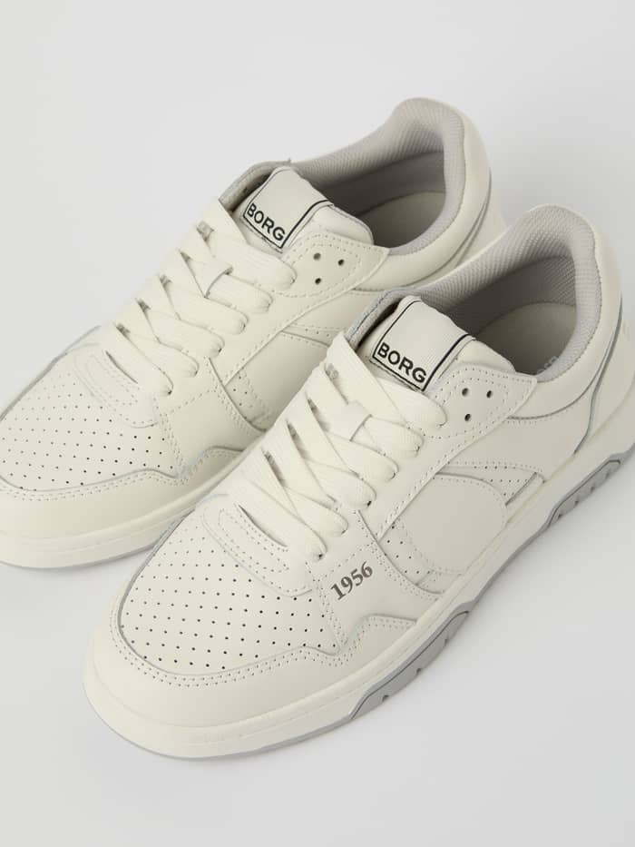 Witte Men's Ollie Leather Sneakers van leer met een zwart logo en tennis-geïnspireerd design, schuin aanzicht. - Image 2