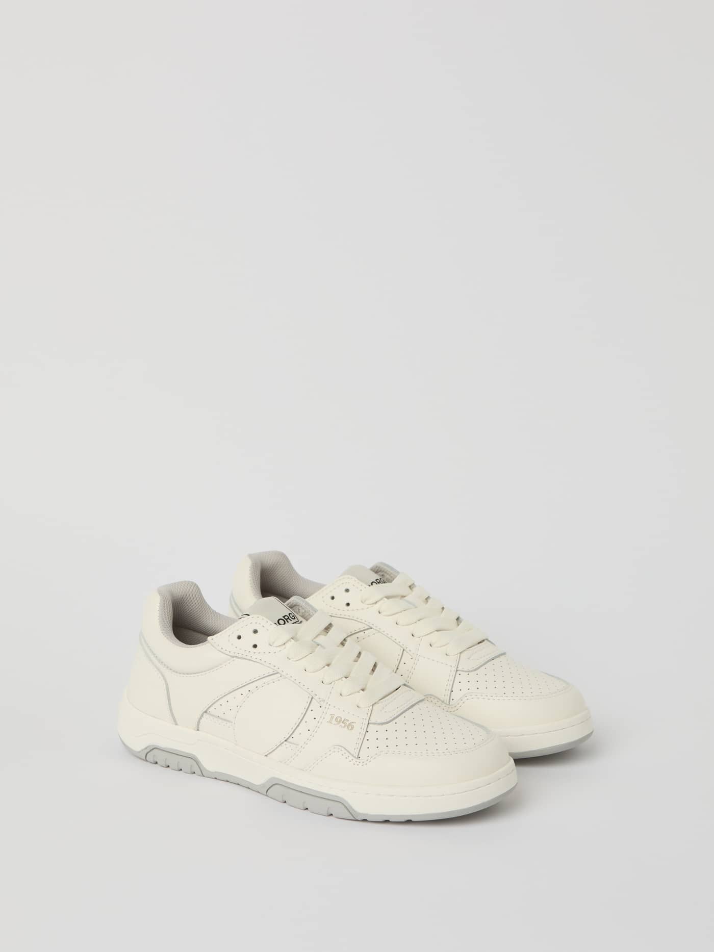 Side view of the white Björn Borg Men's Ollie Leather Sneakers, featuring a functional leather design and tennis style. - Image 3
