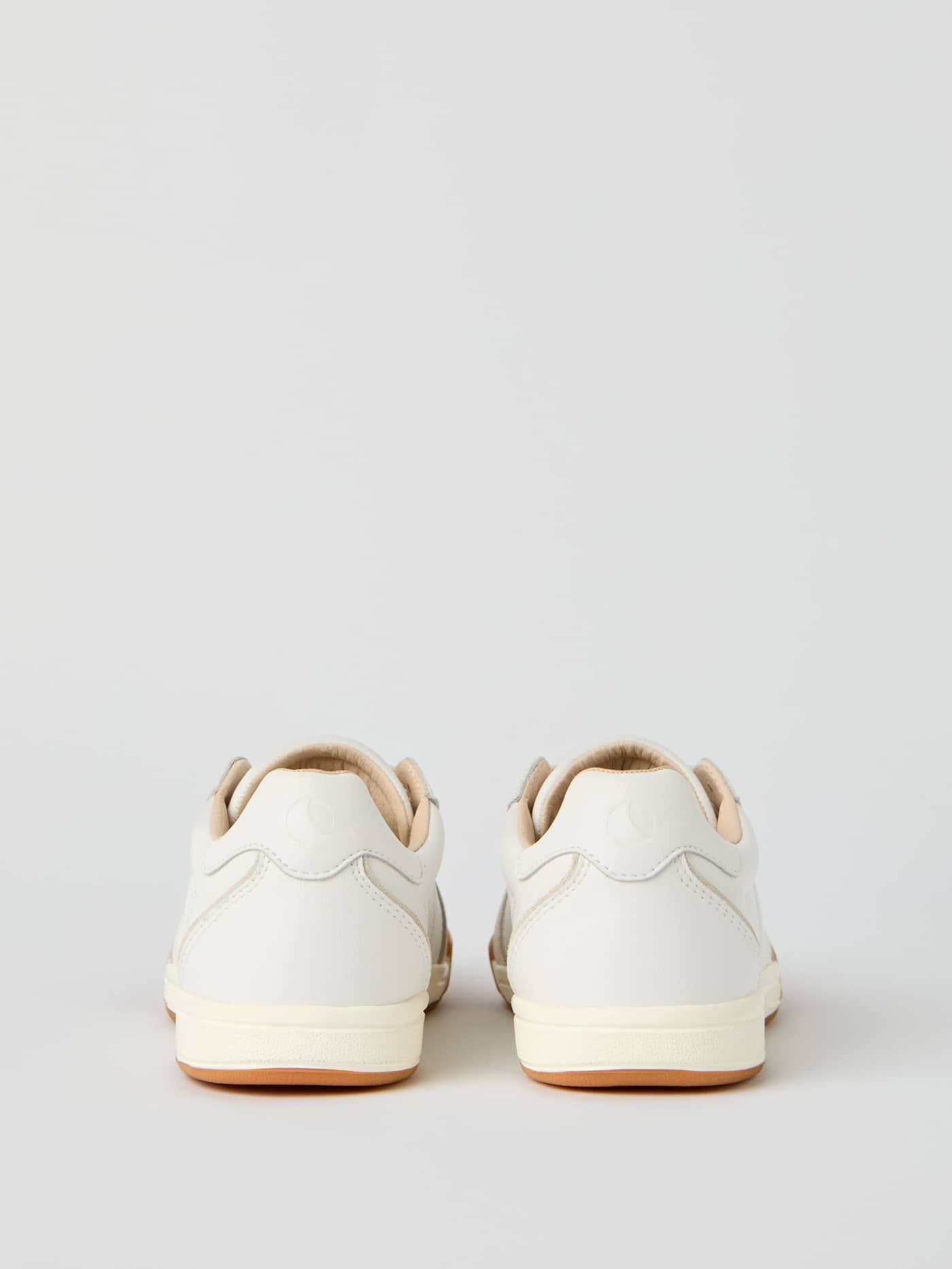 Vue arrière des Men's Volley Leather Sneakers blanc en cuir de vachette pour un style inspiré du tennis. - Image 4