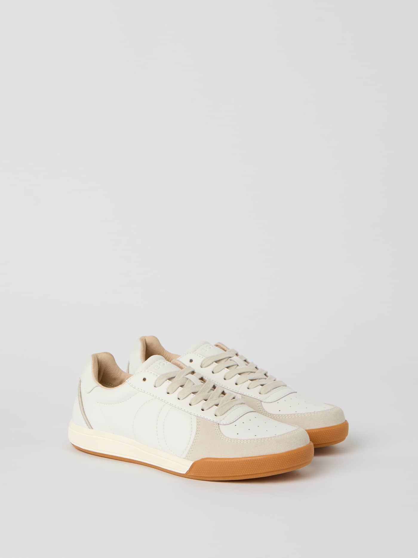 Vue de profil des Men's Volley Leather Sneakers blancs en cuir de vachette pour un style tennis fonctionnel. - Image 2