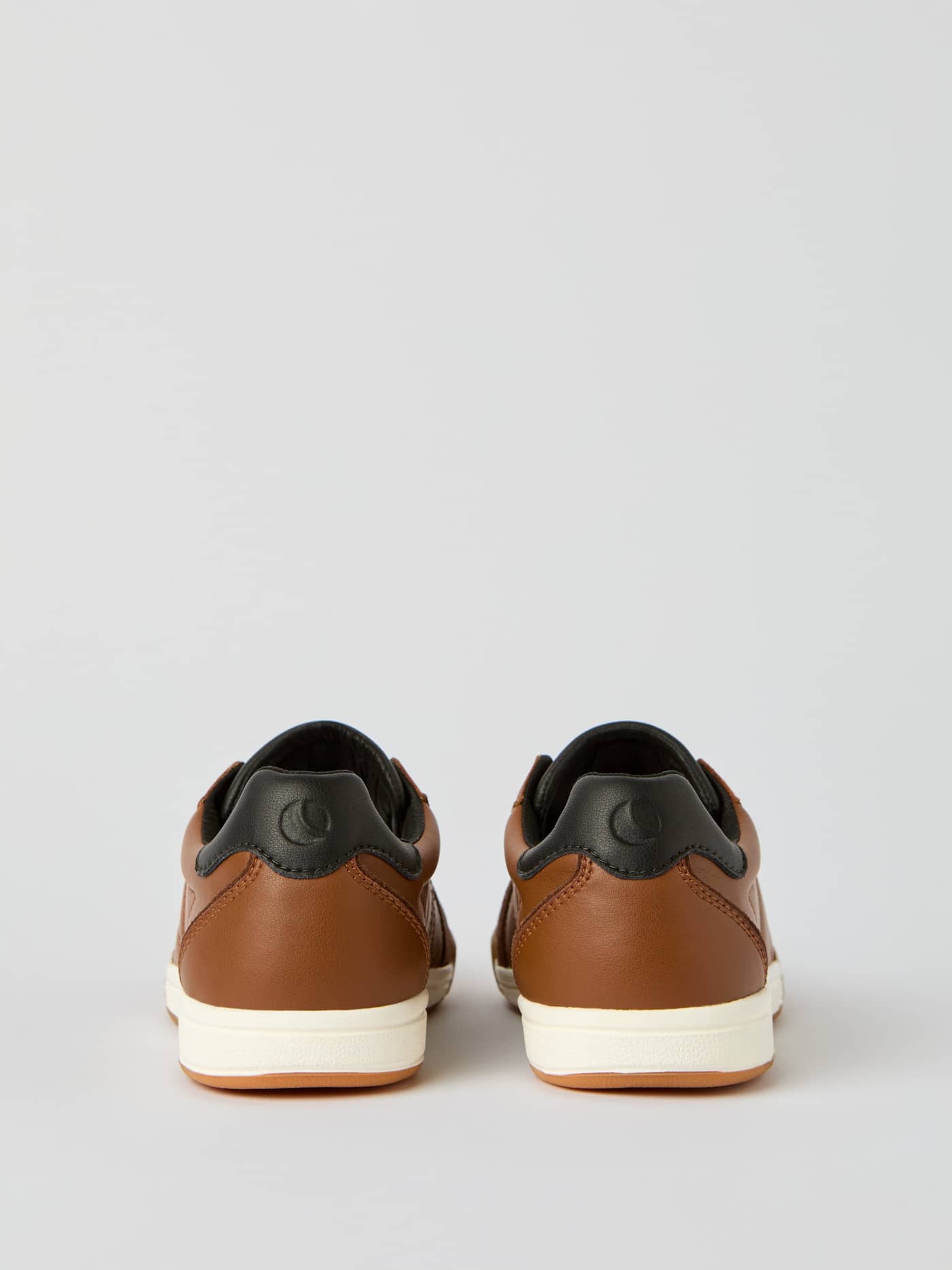 Rückansicht der Men's Volley Leather Sneakers in Cognac (Braun) aus Leder im Tennis-Stil mit schwarzem Fersenlogo. - Image 3
