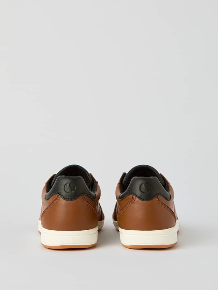 Men's Volley Leather Sneakers in Bruin met een tennisstijl en zwart logo op de hiel, achteraanzicht. - Image 3