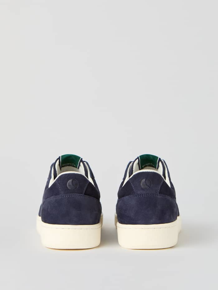 Men's Court Suede Sneakers in marineblauw van hoogwaardig suède met een functionele tennisstijl, achteraanzicht. - Image 3