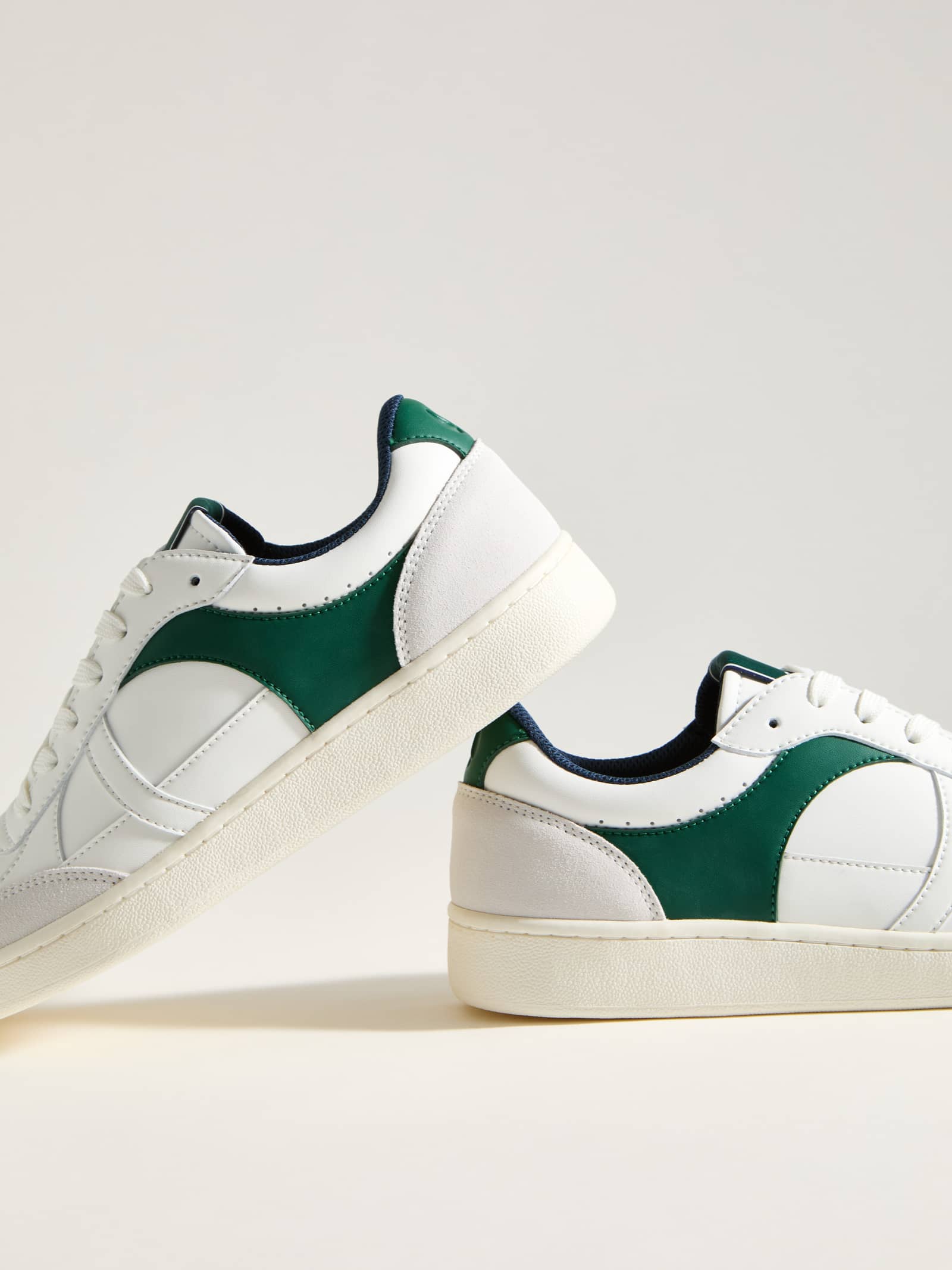 Vue latérale des Men's Court Sneakers Blanc et Vert en cuir synthétique résistant au design inspiré du tennis. - Image 1