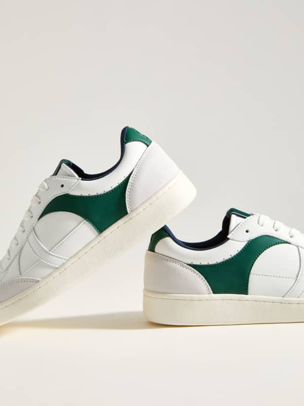 Vue latérale des Men's Court Sneakers Blanc et Vert en cuir synthétique résistant au design inspiré du tennis.