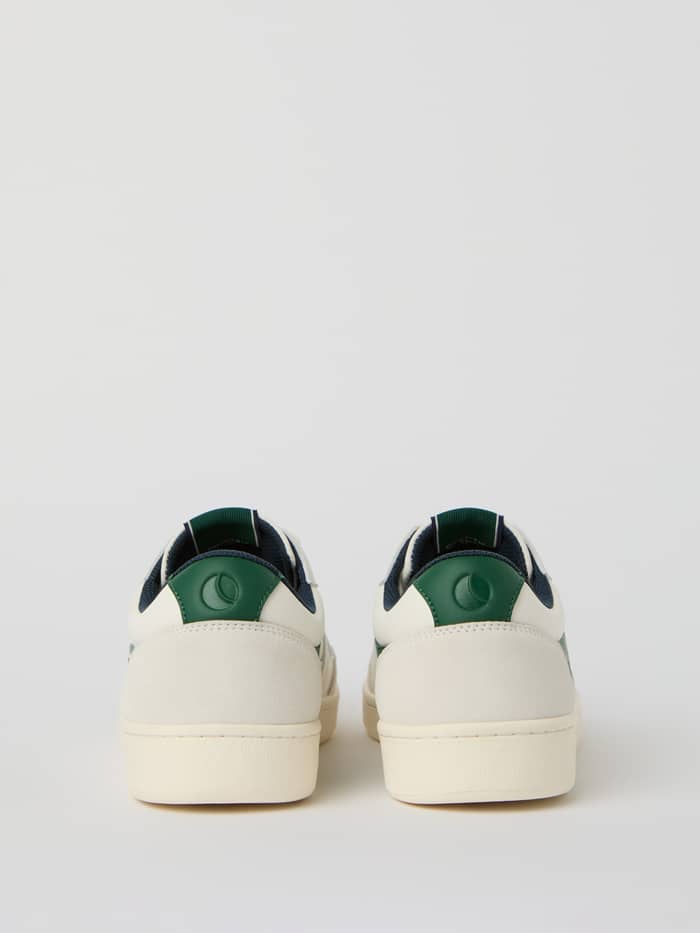 Achteraanzicht van de witte en groene Men's Court Sneakers van synthetisch leer met tennisdesign en ton-sur-ton logo's. - Image 4