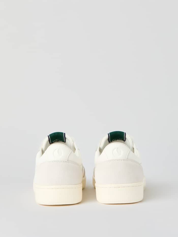 Men's Court Sneakers in Wit, een functioneel en stijlvol model met tennis-geïnspireerd design, achteraanzicht. - Image 3