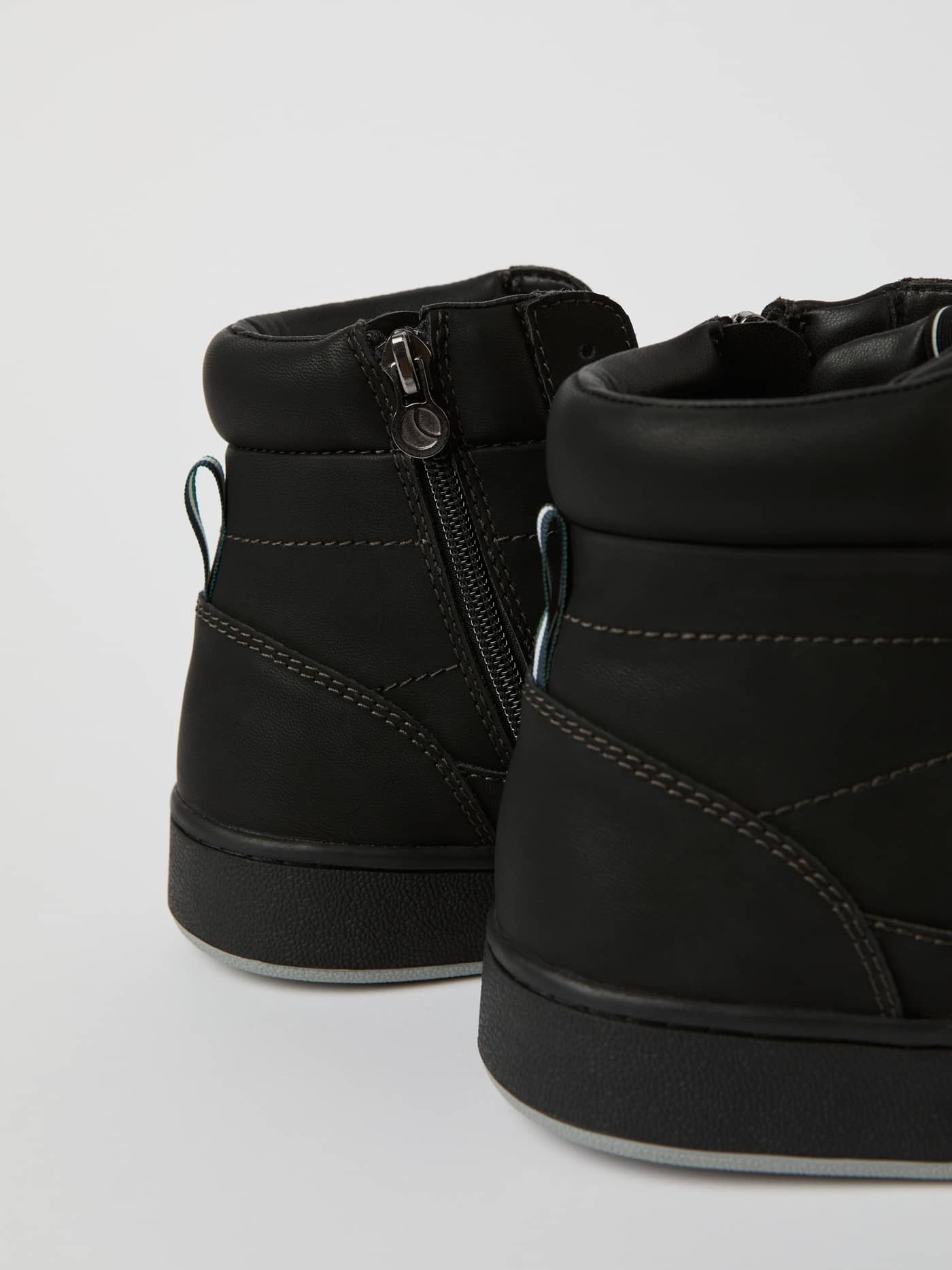 Vue arrière rapprochée des Men's Slam High Sneakers noirs en cuir synthétique avec zip latéral pour le tennis. - Image 4