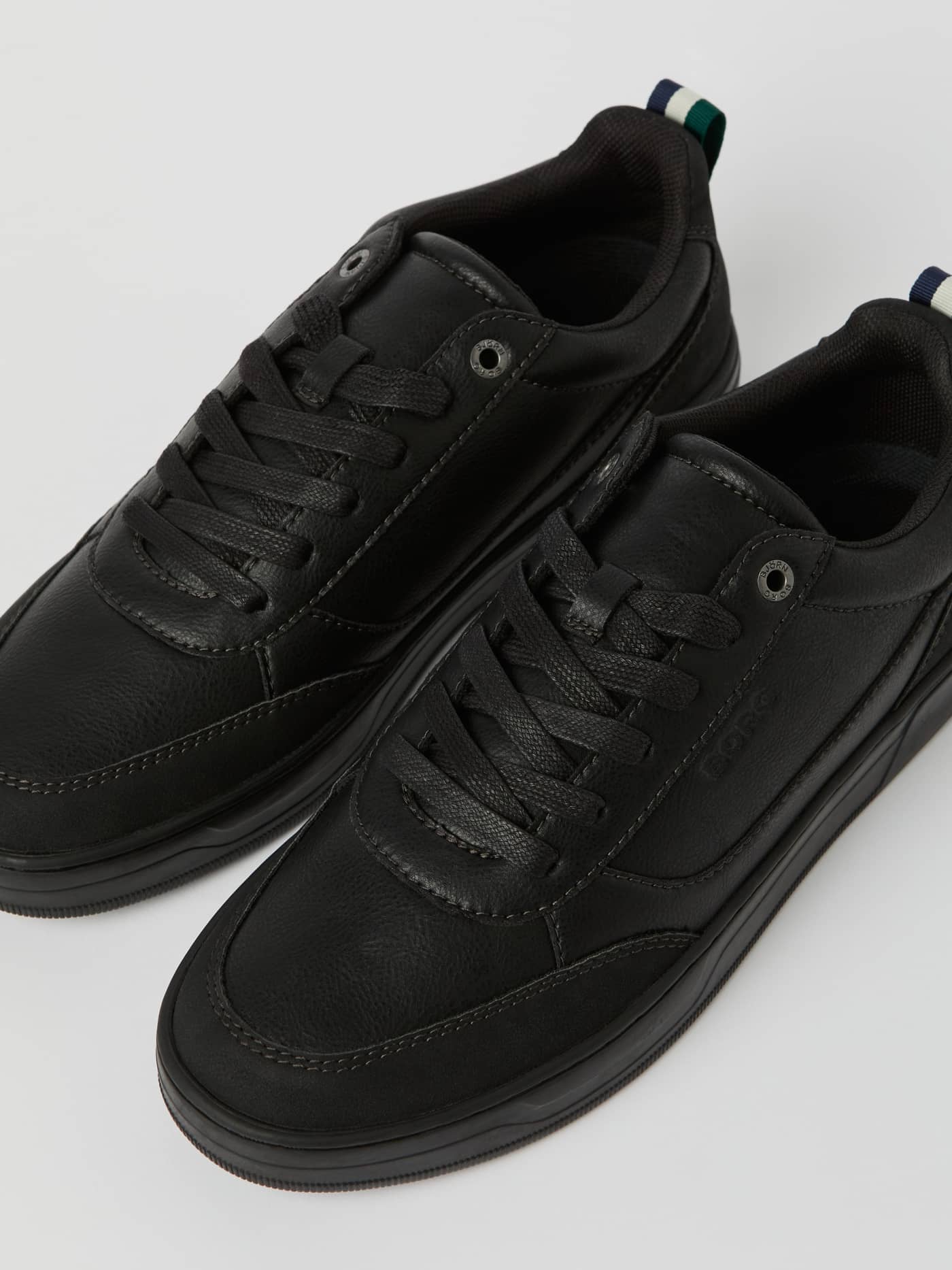 Top-down view of the black Men's Game Low Sneakers, made from durable polyurethane for tennis and leisure style. - Image 2