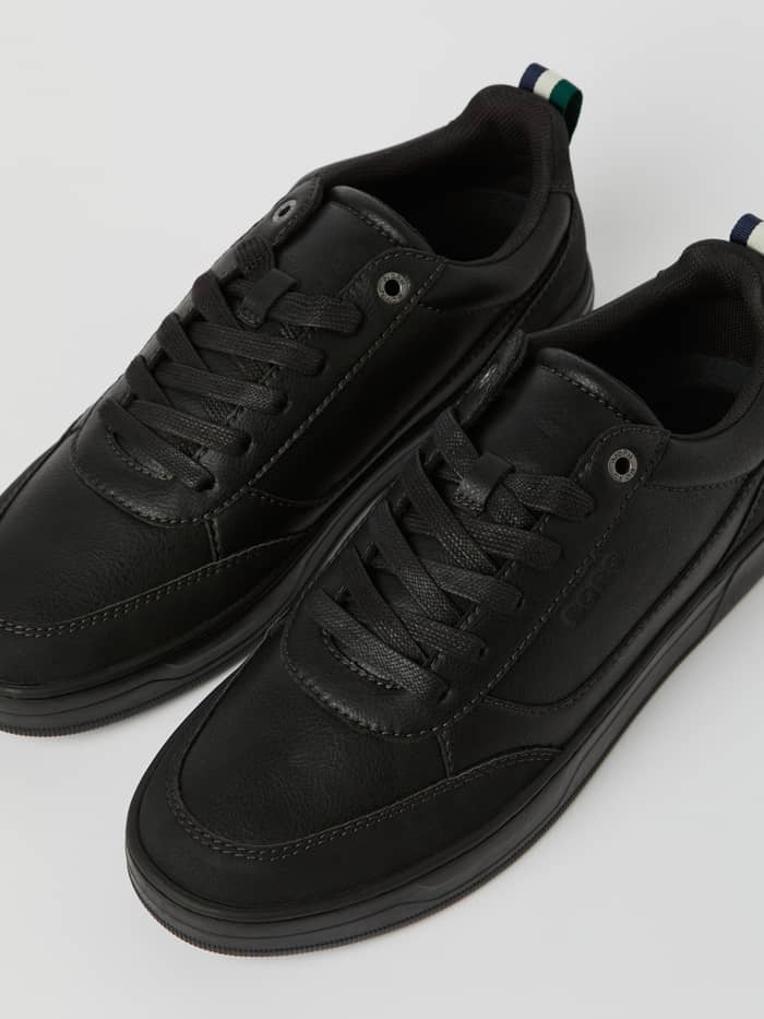 Bovenaanzicht van de zwarte Men's Game Low Sneakers van duurzaam polyurethaan voor tennis en vrije tijd. - Image 2
