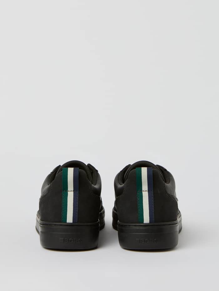 Zwarte Men's Game Low Sneakers voor tennis en vrije tijd in achteraanzicht, met gestreepte hielband en zwart BORG-logo. - Image 3
