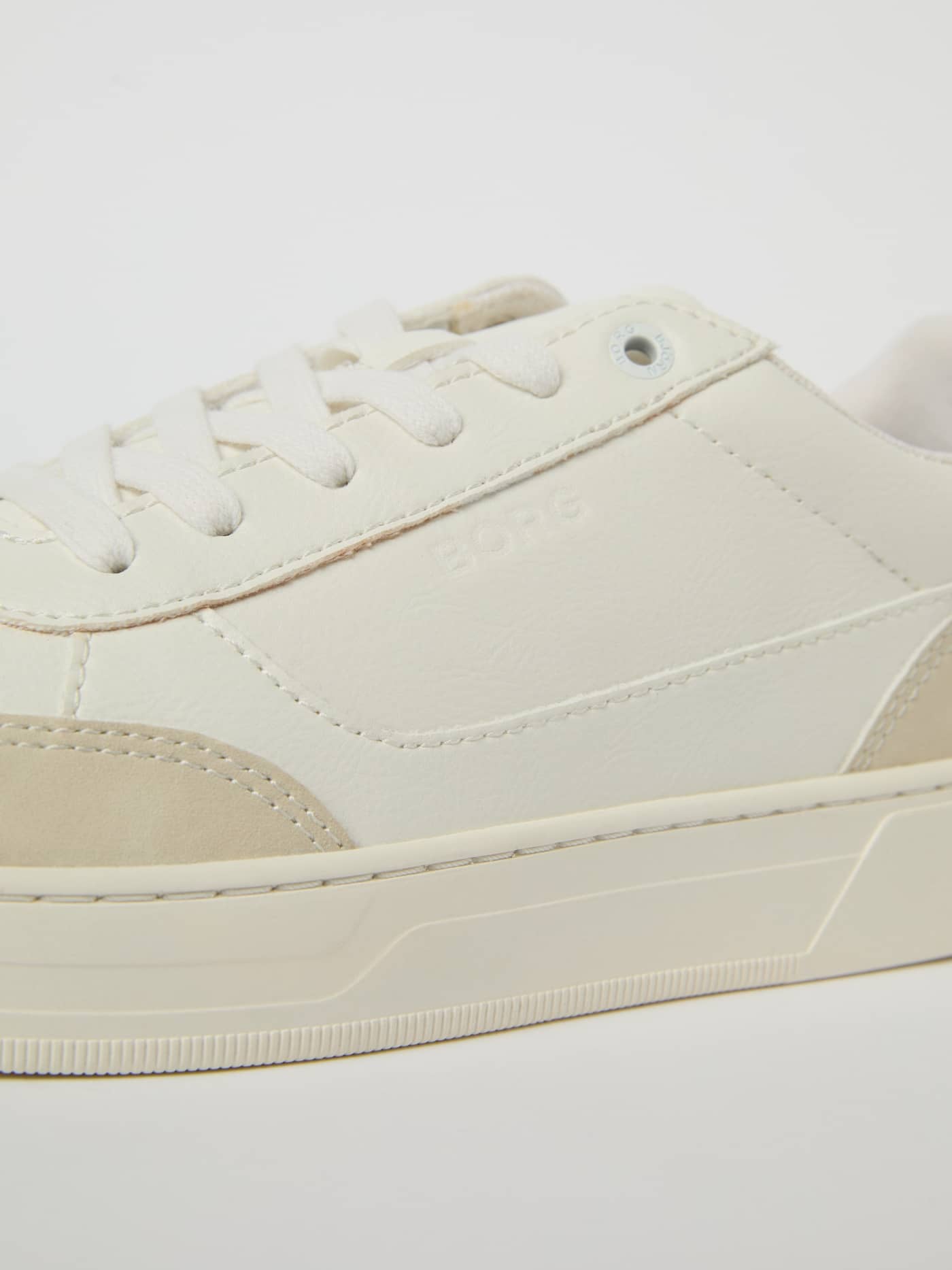 Detailed close-up of the white Men's Game Low Sneakers, featuring a functional tennis-inspired design and BORG logo. - Image 2