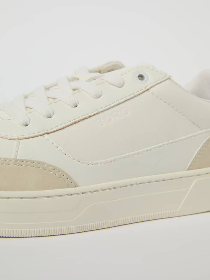Witte Men's Game Low Sneakers met een functioneel op tennis geïnspireerd design en wit BORG-logo, detailopname. - Image 2