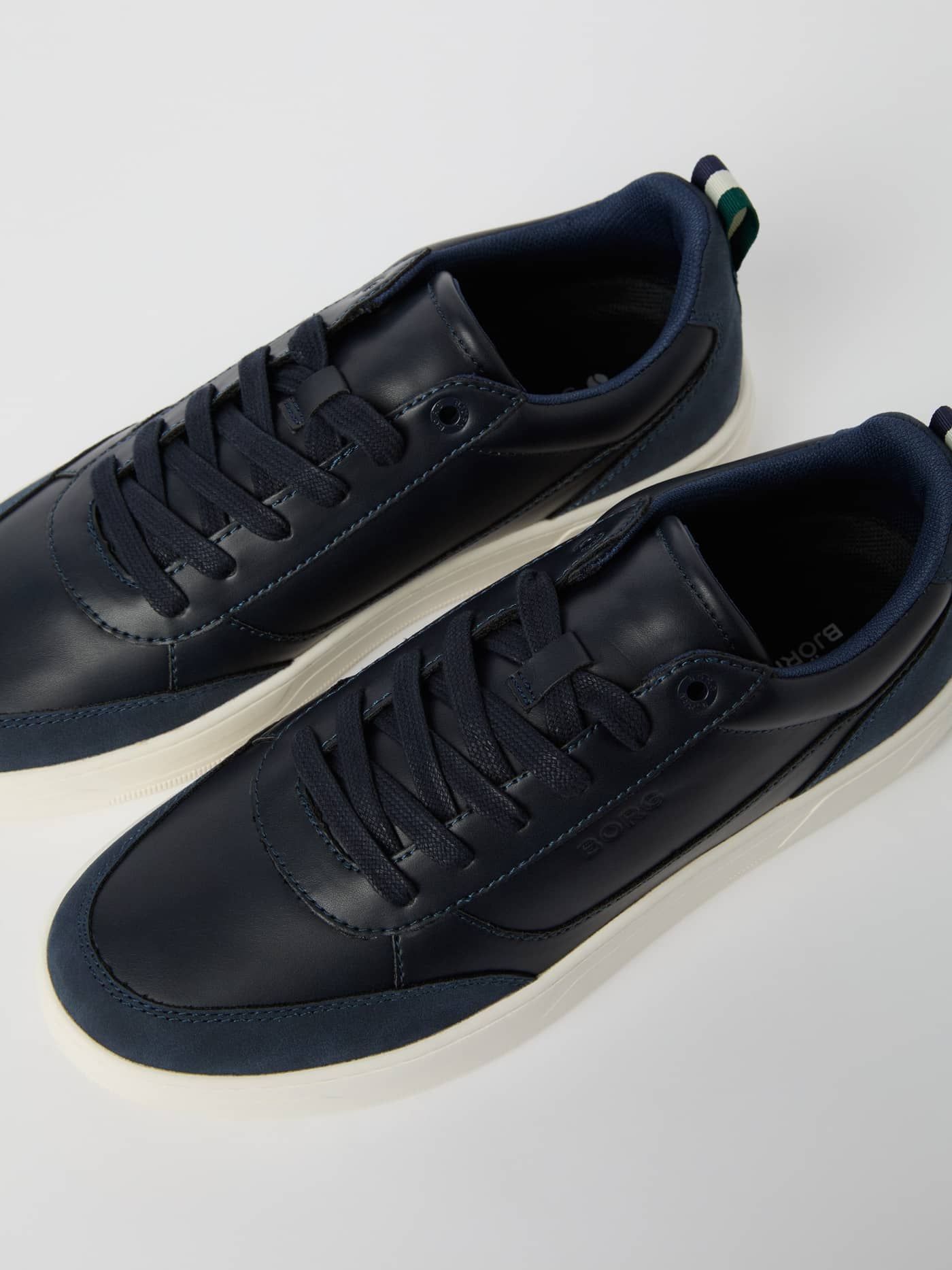 Men's Game Low Sneakers i Navy set oppefra med et tennis-inspireret design i slidstærkt kunstlæder. - Image 2