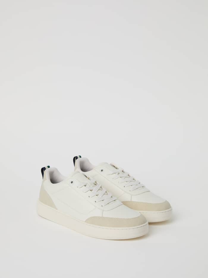 Men's Game Low Sneakers i hvid kunstlæder med et tennisinspireret design set i trekvart profil.