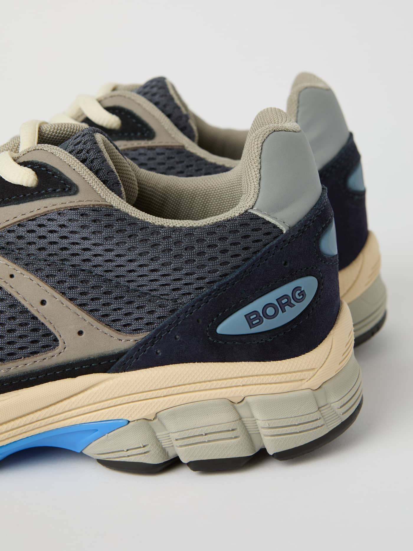 Nærbilde av marineblå Men's Prime Court Sneakers i semsket skinn og pustende mesh med blå BORG-logo. - Image 4