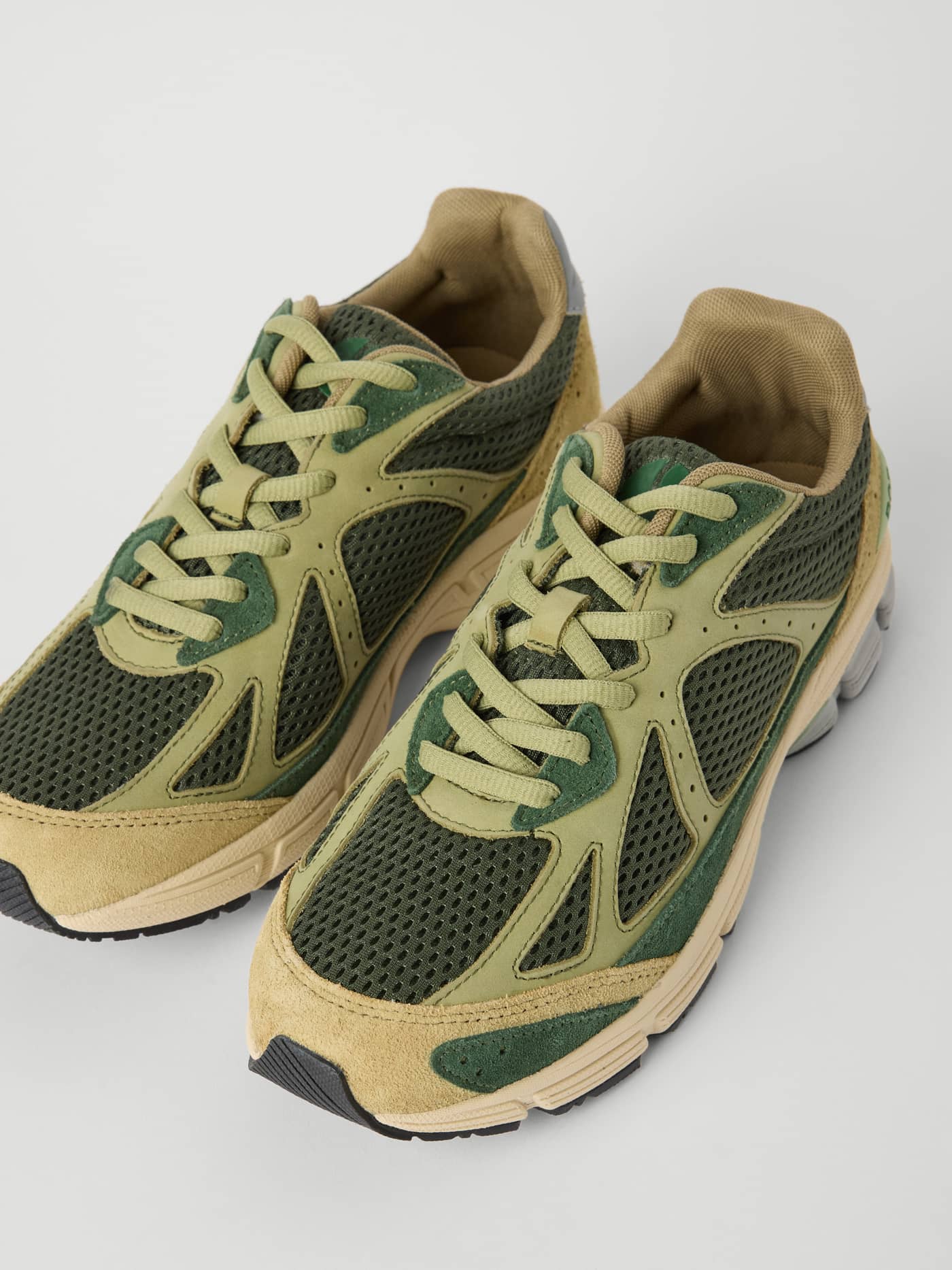 Men's Prime Court Sneakers i grønt med semskede detaljer og mesh-paneler for stil og løpeytelse. - Image 2