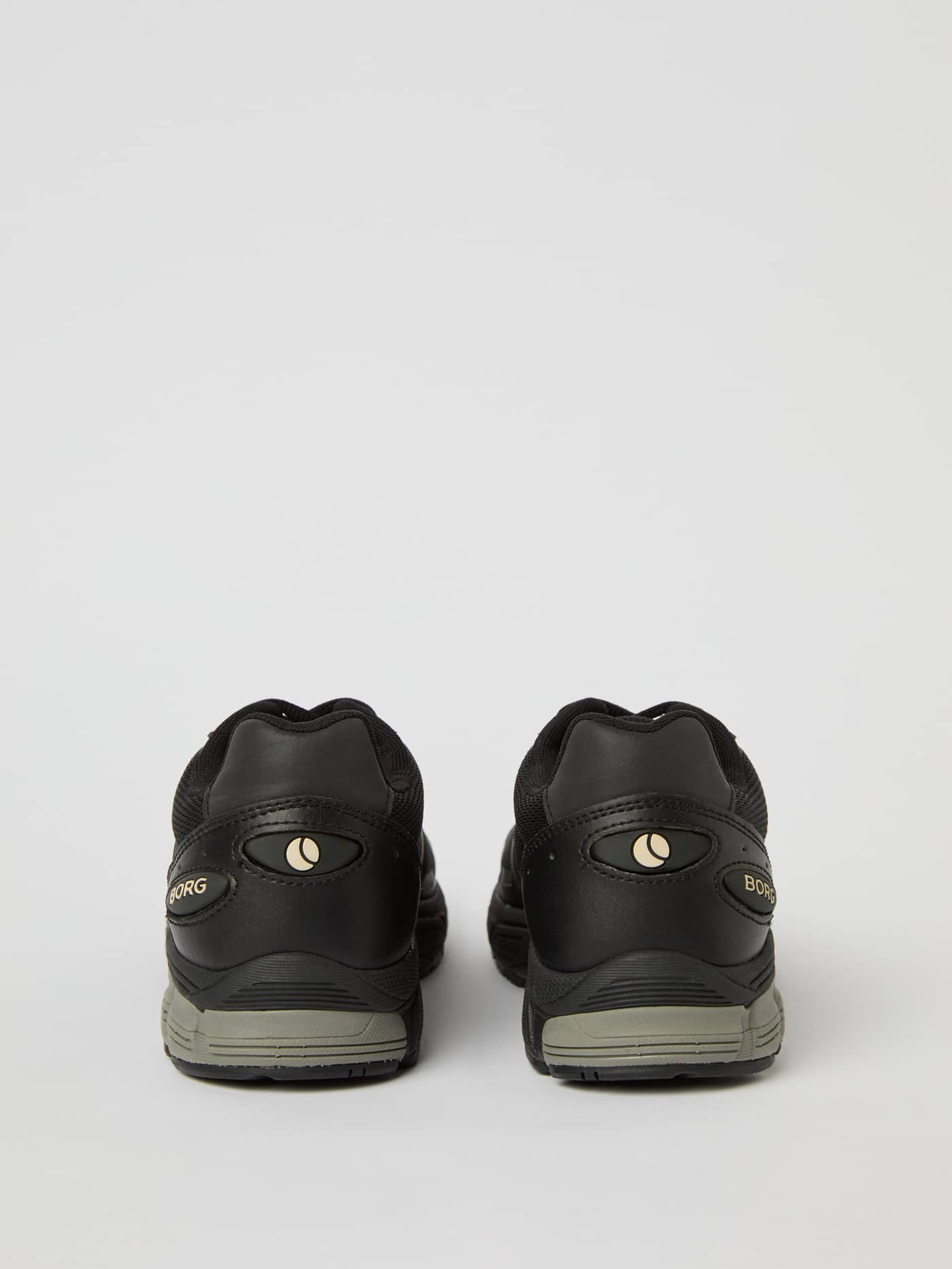 Vue arrière des Men's Prime Tech Sneakers noires, design de running technique et logo BORG beige élégant. - Image 3