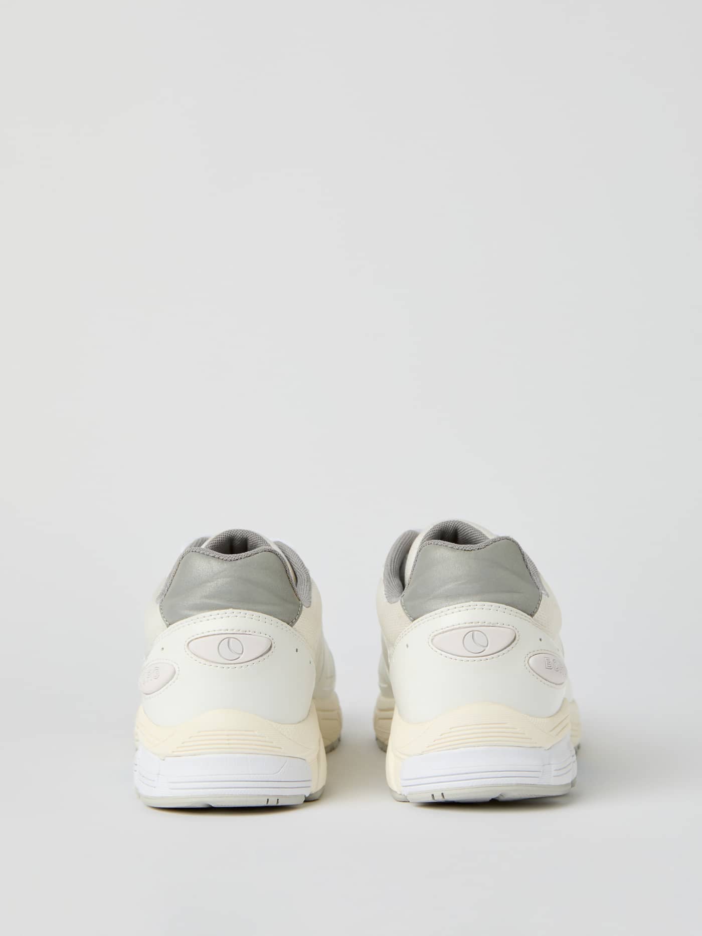 Vue arrière des Men's Prime Tech Sneakers blanc en nylon et TPU pour le running, le training et les loisirs. - Image 4