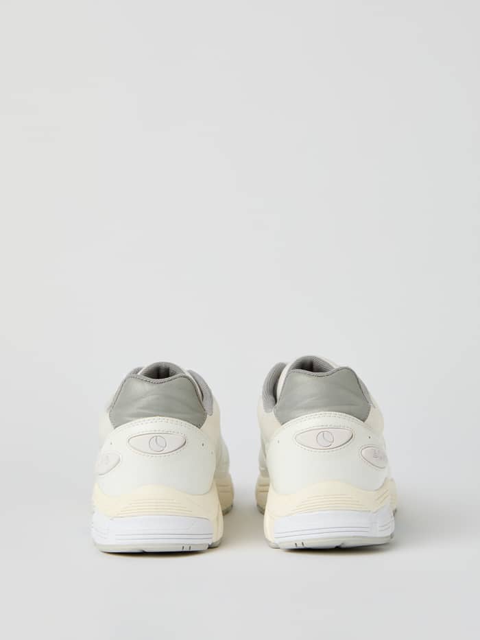 Achteraanzicht van de witte Men's Prime Tech Sneakers van stevig nylon en TPU voor hardlopen en vrije tijd. - Image 4