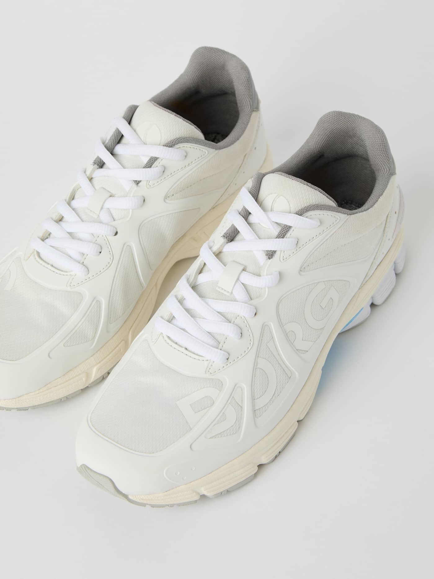 Vue de dessus des Men's Prime Tech Sneakers blanches en nylon fonctionnel pour la performance de running et le style. - Image 3