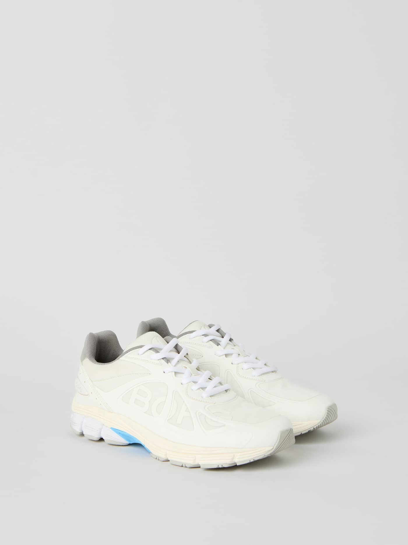 Vue latérale des Men's Prime Tech Sneakers blanches pour le running en nylon et TPU fonctionnels avec logo ton sur ton. - Image 2