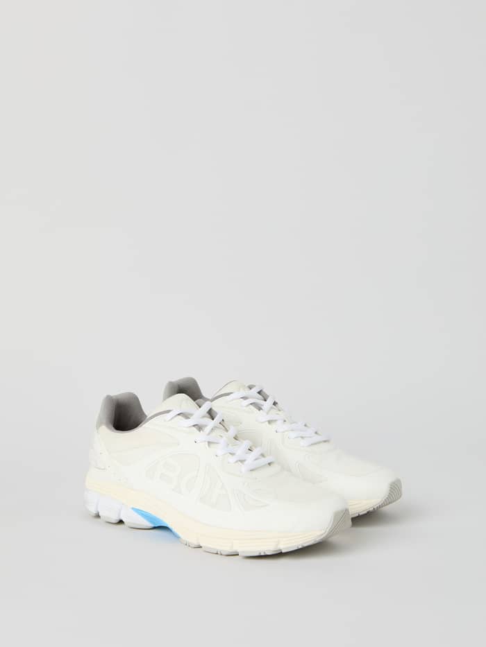 Zijaanzicht van de witte Men's Prime Tech Sneakers voor hardlopen van nylon en TPU met een ton-sur-ton logo. - Image 2